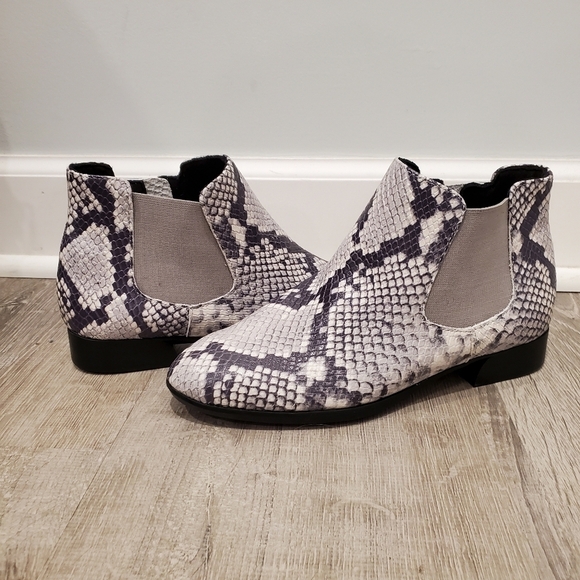 NEW Munro Cate Chelsea Snake Embossed Ankle Boots - Picture 2 of 8